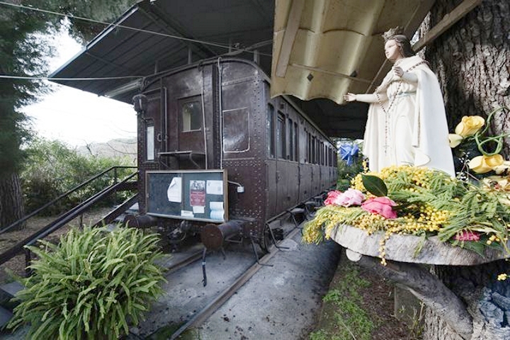 Cenas da vida dos frades franciscanos num trem, em Nápoles (fotos franciscanos.org.br.