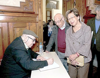 O jornalista Antônio Claret de Rezende e sua esposa Tereza Rezende, com Aroldo Murá G. Haygert (Foto de Annelize Tozetto)