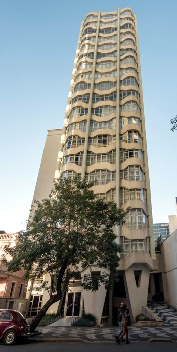 ... e o icônico Edifício Canadá, na Comendador Araujo