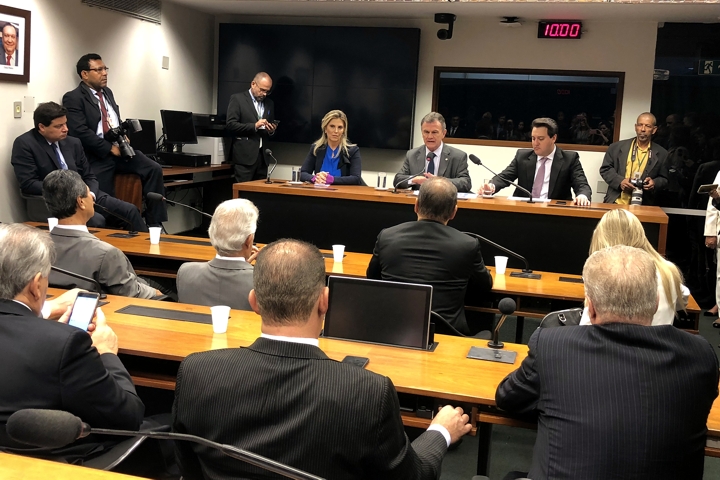 Em reunião da bancada federal do Paraná, em Brasília, a governadora Cida Borghetti propôs emendas ao orçamento da União que favoreçam o Estado. O governador eleito, Ratinho Jr, também participou do encontro (Foto: Divulgação ANPr)