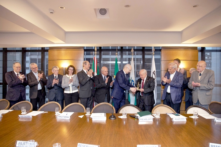 Marcos Domakoski, presidente do Movimento Pró-Paraná, entrega para o Professor René Dotti o prêmio "Guerreiro do Paraná". (Foto de Celso Pilati)