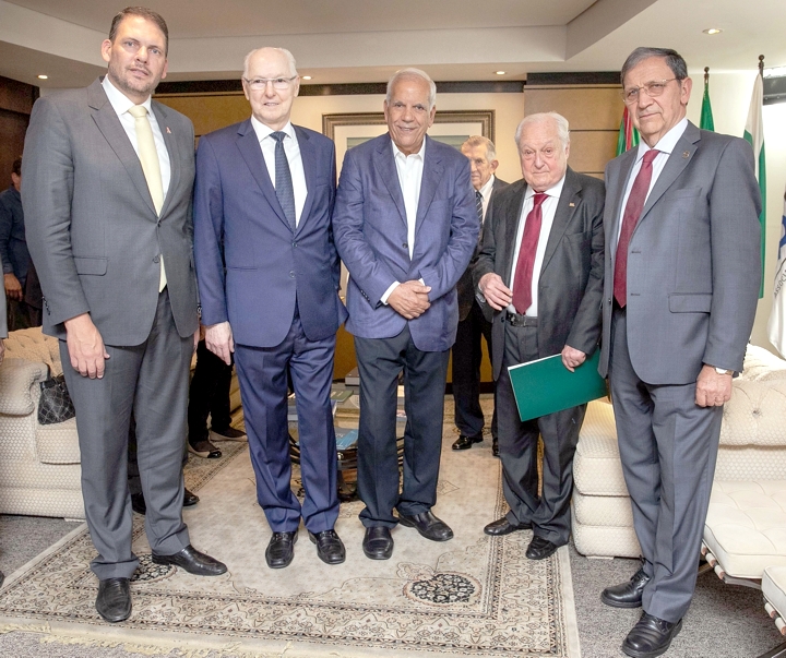 (Da esq para dir) José Augusto Araújo de Noronha, presidente da OAB-PR, Marcos Domakoski, presidente do Movimento Pró-Paraná, Oriovisto Guimarães, senador eleito pelo Paraná, professor René Ariel Dotti e o desembargador João Kopytowski. (Foto de Celso Pilati)
