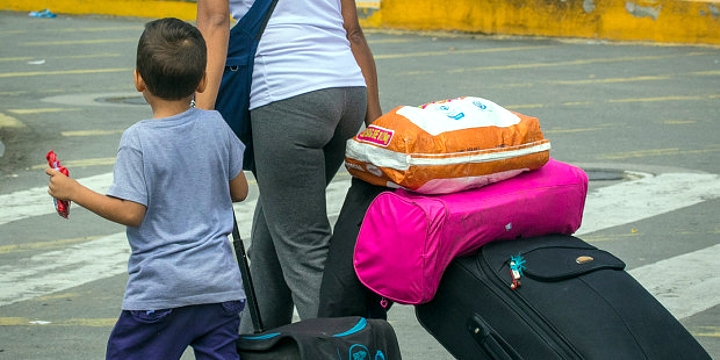 A fuga da fome e da inflação que poderá chegar a 1.350.000% em 2018. (Carlos Rodríguez-ANDES-(CC BY-SA 2))