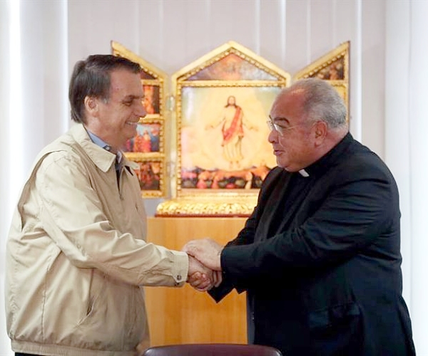 Dom Orani, cardeal do RJ com Bolsonaro (foto: EFE/Marcelo Sayão)
