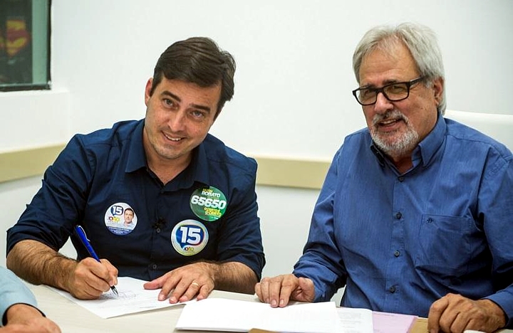 João Arruda assina documento em favor de Foz do Iguaçu (foto Marcos Labanca)