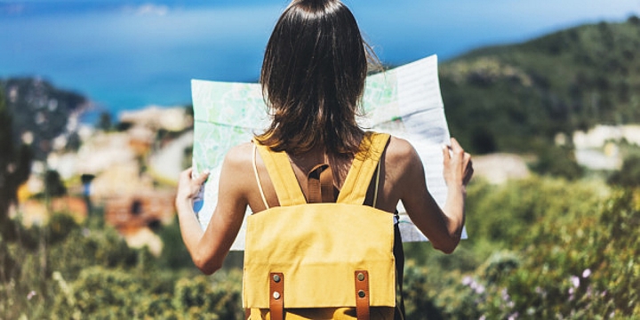 Lendo o mapa (Maria Savenko-Shutterstock)