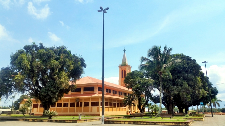 A igreja e a praça sendo preparados para a Festa do Rocio