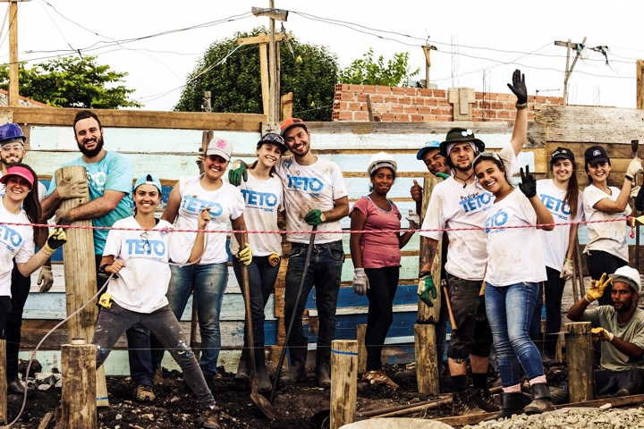 Voluntários na construção