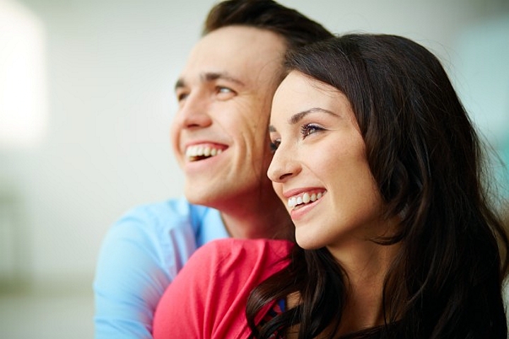 96-jovem-casal-sorrindo-juntos (freepik)