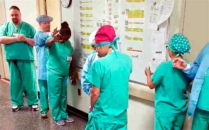 Profissionais de saúde em oração