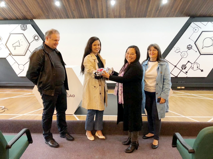 Yasmin recebe a prótese da professora Maria Lúcia Miyake Okumura