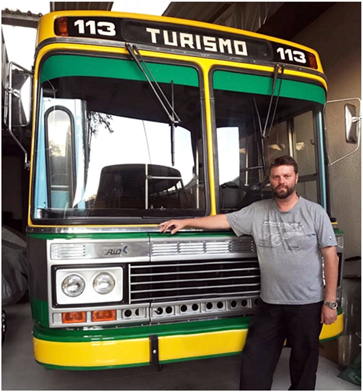 Eduardo Tows e seu ônibus "Gabriela"
