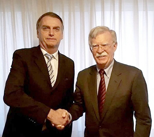 Foto oficial de Jair Bolsona com o conselheiro John Bolton