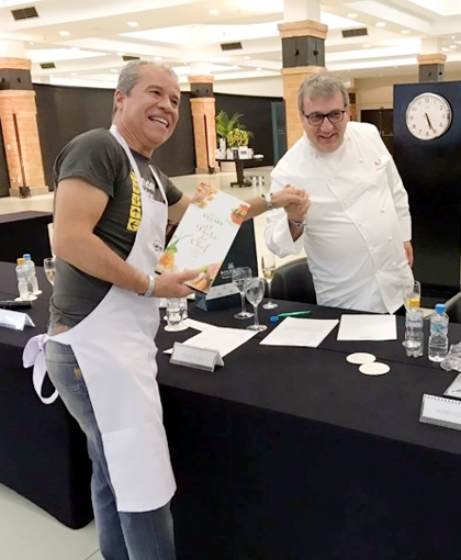 Edmilson recebendo o prêmio