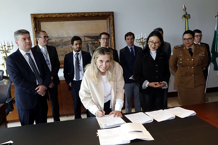 Governadora Cida Borghetti assina convênios para implantação dos Núcleos de Mediação de Conflitos. (Foto: Jonas Oliveira)