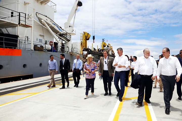 A governadora Cida Borghetti e o ministro dos Transportes, Portos e Aviação Civil, Valter Casimiro, entregam as obras de dragagem do Canal de Acesso ao Porto de Paranaguá e as obras de expansão do novo cais de atracação de navios da (TCP), empresa que administra o Terminal de Contêineres de Paranaguá. (Foto: Jonas Oliveira/Governadoria)