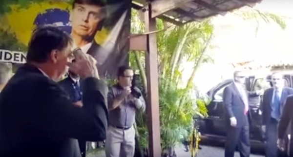 Rápida continência na chegada do conselheiro norte-americano