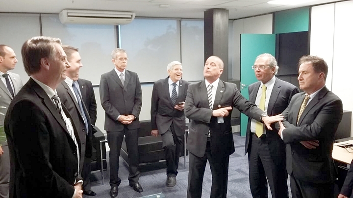 Evaristo de Miranda (à direita) é apresentado ao presidente eleito Jair Bolsonaro por Onix Lorenzoni, na presença de Paulo Guedes, Augusto Heleno e outros do grupo de transição do governo.