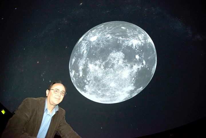 O físico João Carlos de Oliveira à luz do reflexo da Lua