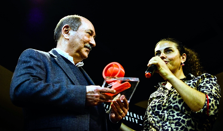 José Dionísio Rodrigues recebe o troféu das mãos de Celinha Camargos, diretora da Red Hook School. (Foto: divulgação)