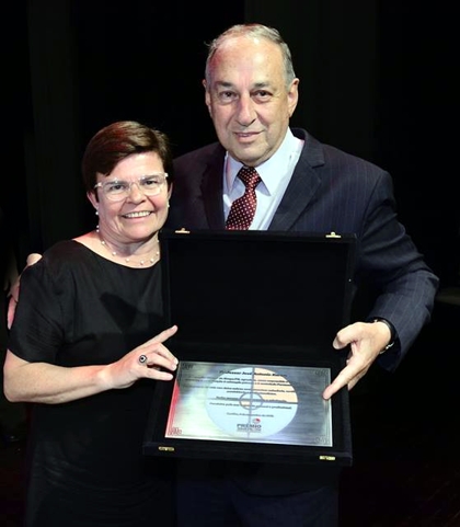 José Antonio Karam, fundador da OPET, recebe a homenagem de Esther Cristina Pereira, presidente do Sinepe/PR