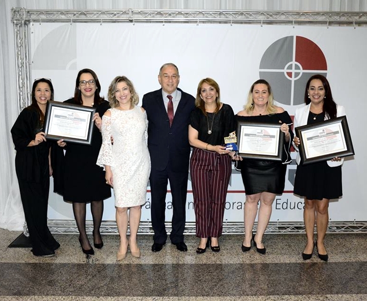 Professor Karam com a filha, Adriana Karam (à esquerda), e equipe de profissionais educadoras do grupo OPET comemoram a premiação