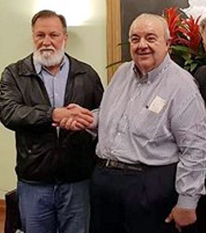 Osmar Dias cumprimenta Greca, na prefeitura