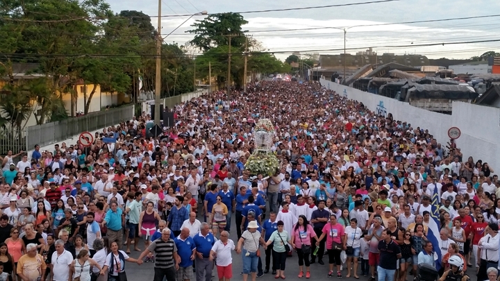 Procissão com a imagem de Nossa Senhora do Rocio.