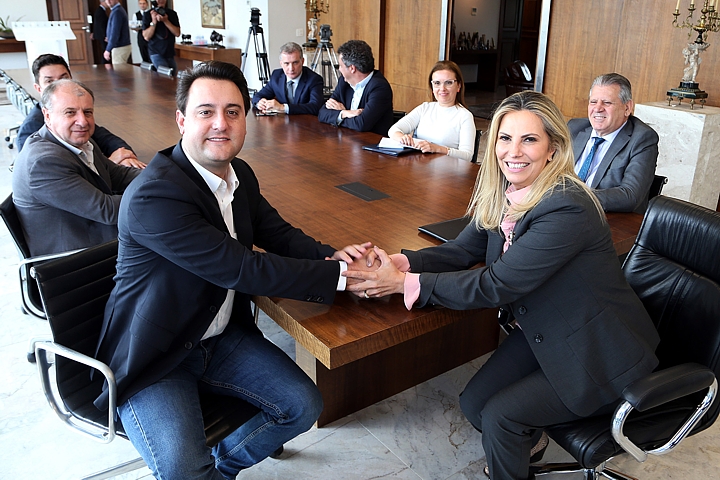 Governadora Cida Borghetti recebe o governador eleito Ratinho Junior (Foto: Orlando Kissner/ANPr)