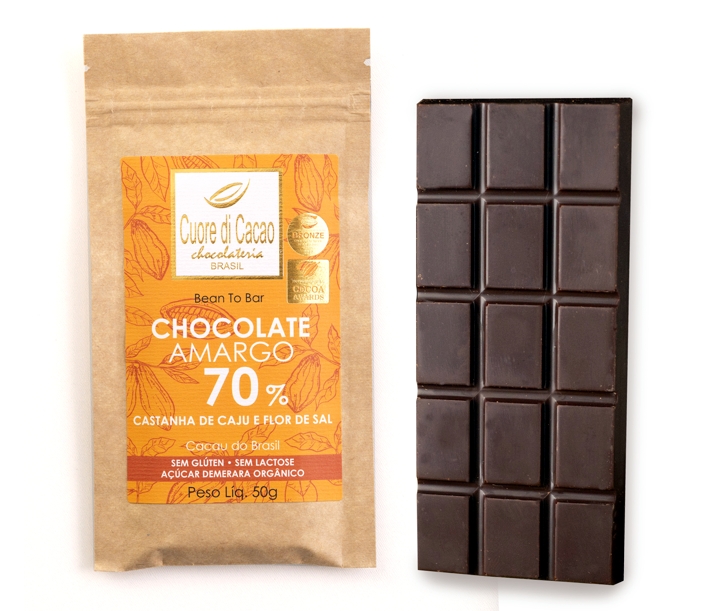 Barra de chocolate combinando o amargo do cacau com pedacinhos de castanha de caju torrada e flor de sal.