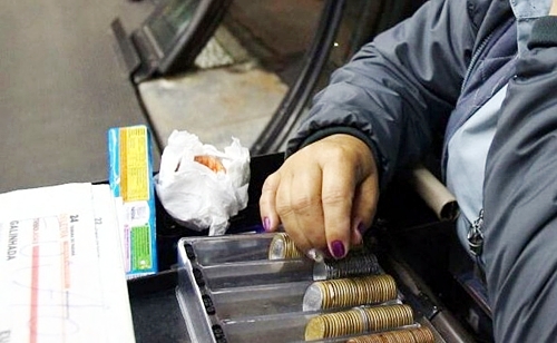 Cobradora de ônibus: demissão (Foto: Daniel Castellano/Gazeta do Povo)