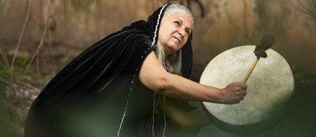 Jussara Gabriel, suma-sacerdotisa wiccana, o mais alto grau da religião wicca. (Foto: Ana Branco/Agência O Globo)