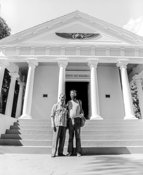 Rosala Garzuze e Paulo Leminski em frente ao Templo das Musas (Crédito: Dico Kremer)