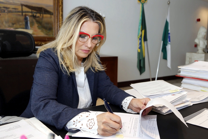 A governadora Cida Borghetti sancionou a lei que ratifica a constituição do Consórcio Intergestores de Saúde da 5ª Região de Saúde. (Foto: Jonas Oliveira/Governadoria)