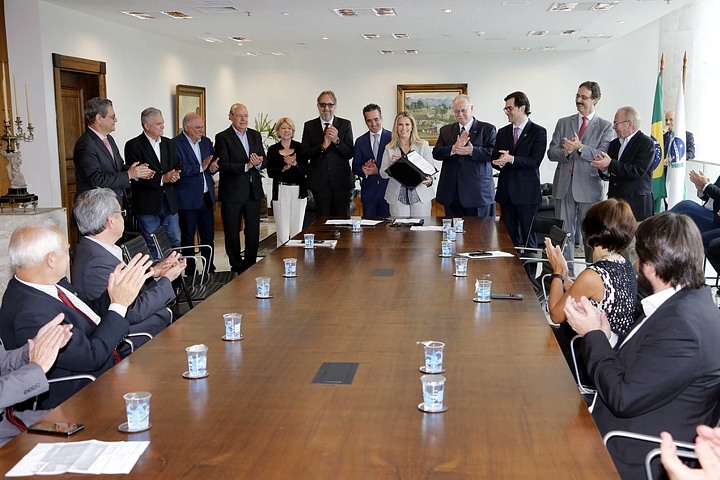 Governadora Cida Borghetti, o BRDE e o Banco Europeu de Investimento (BEI), assinam contrato financeiro de financiamento de projetos com foco em energia renovável. (Foto: Jonas Oliveira/ANPr)
