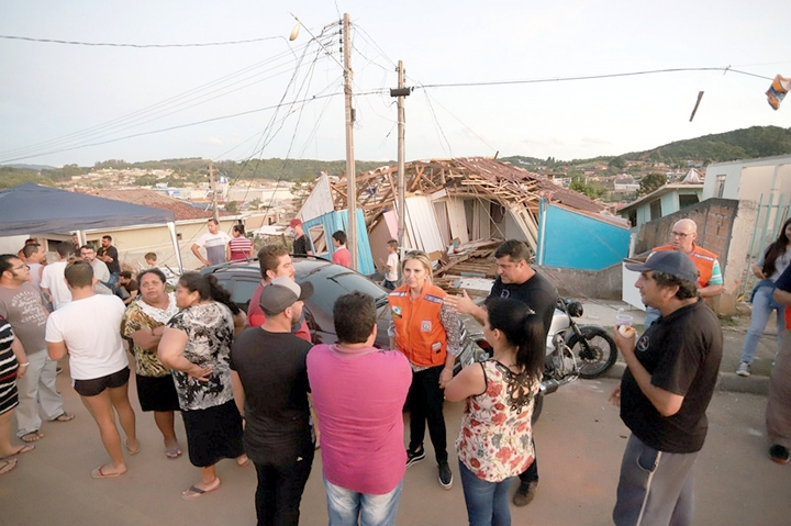 A governadora Cida Borghetti esteve neste sábado (1) em Itaperuçu, e determinou agilidade das equipes do governo no atendimento às mais de 2.500 pessoas afetadas pelo temporal. (Foto: José Fernando Ogura/ANPr)