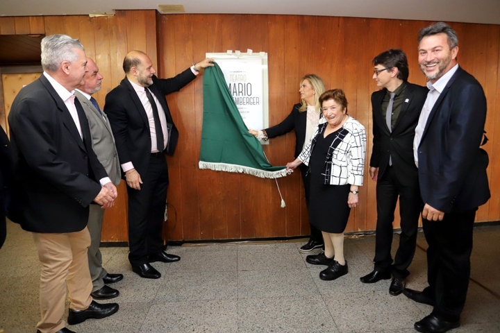 A governadora Cida Borghetti descerrou nesta quarta-feira (5) a placa, inaugurando o Teatro Mário Schoemberger, e confirmou a transferência da Escola de Música e Belas Artes do Paraná (Embap)? Câmpus Curitiba 1 da Universidade Estadual do Paraná (Unespar)? para o prédio do Centro de Convenções de Curitiba, no Centro da Capital (Foto: José Fernando Ogura/ANPr)