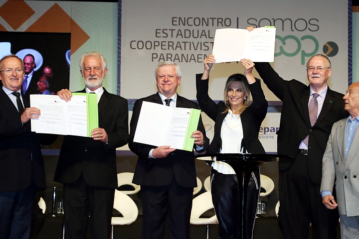 BRDE deve investir R$ 1,1 bilhão na Frimesa, afirma Orlando Pessuti, presidente do banco. A governadora Cida Borghetti assinou o protocolo de intenções. (Foto: Orlando Kissner/ANPr)