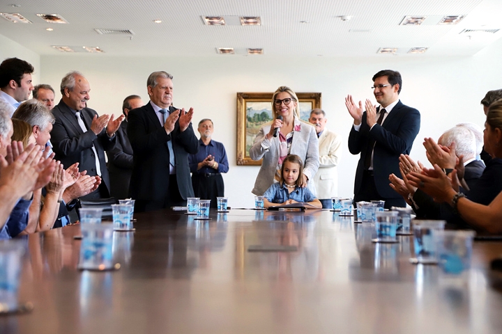 O Governo do Estado investirá cerca de R$ 217 milhões na construção de 2.486 novas casas populares em todas as regiões do Paraná. O anúncio foi feito pela governadora Cida Borghetti nesta terça-feira (11). (Foto: José Fernando Ogura/ANPr)