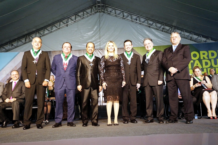 Cícero de Andrade Urban (à esquerda da governadora) no grupo dos condecorados