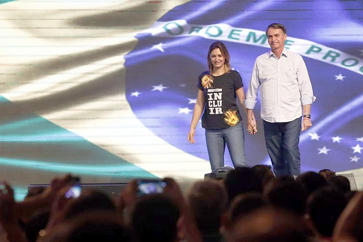 Bolsonaro e Michelle no palco da igreja, em 04 de novembro