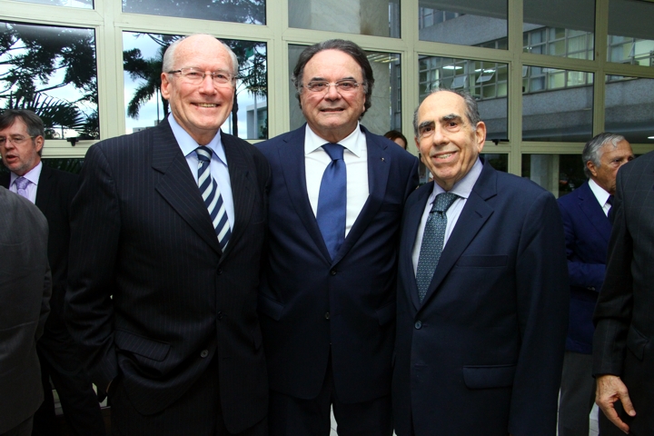 Com os amigos médicos Joelson Samsonowski (esquerda) e Carlos Mercer (direita)