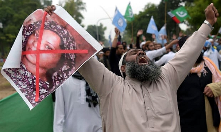 Protesto de radicais islâmicos contra a libertação de Asia Bibi