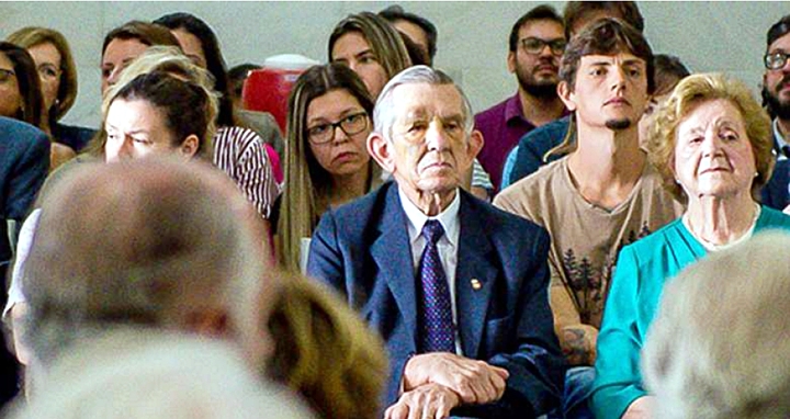 Scalco e Terezinha (em primeiro plano) na homenagem a que estiveram presentes 200 pessoas.