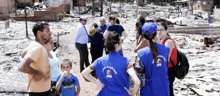 Incêndio destruiu a Vila Corbélia, na CIC (Foto Ricardo Marajó/FAS)
