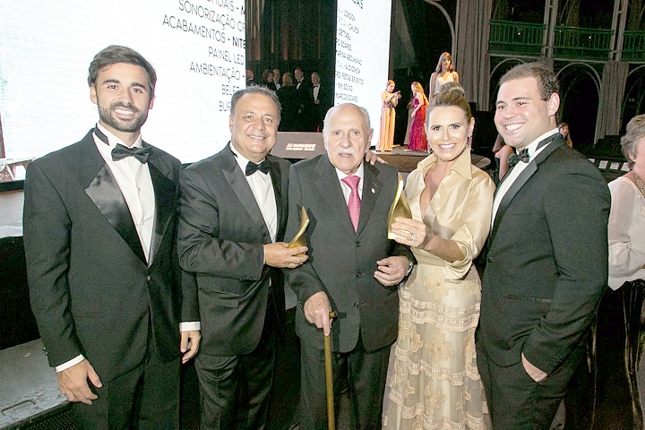 Eduardo, Leonardo, Mário José e Karla Petrelli e Mário Petrelli Neto.
