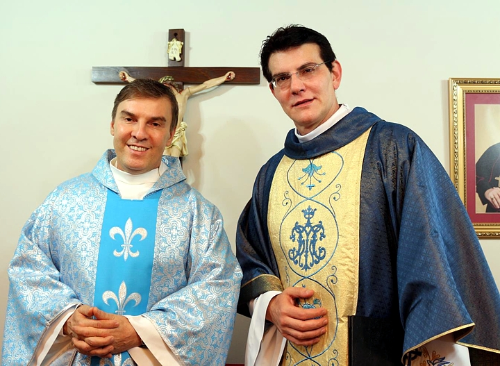 O pároco da Paróquia Imaculada Conceição Padre Kleina e Padre Reginaldo Manzotti.