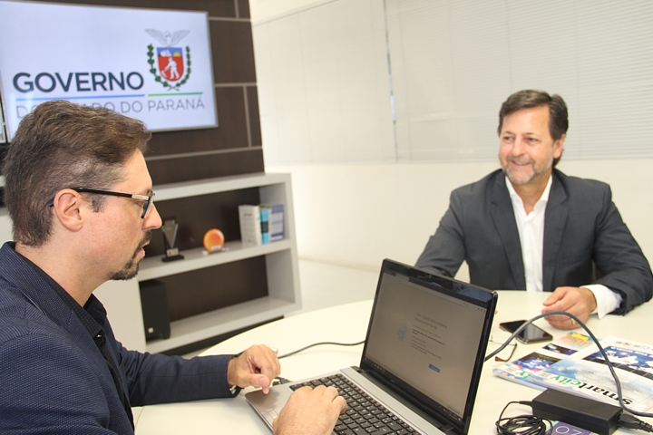 O assessor de Gestão Inteligente e Inovação da Sejuf, André Telles, com o vice-presidente de Governança e Planejamento da Federação das Associações das Empresas Brasileiras de Tecnologia da Informação (Assespro), Luís Mário Luchetta.