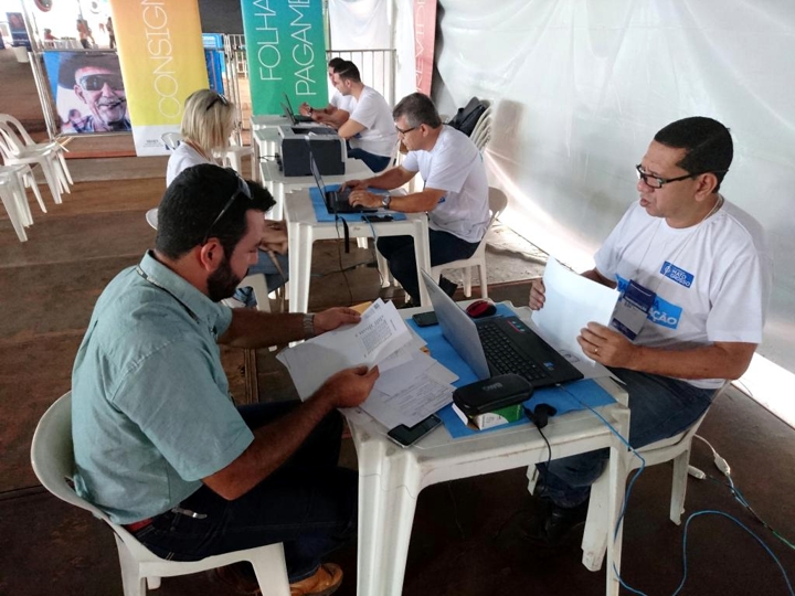Servidores em atendimento