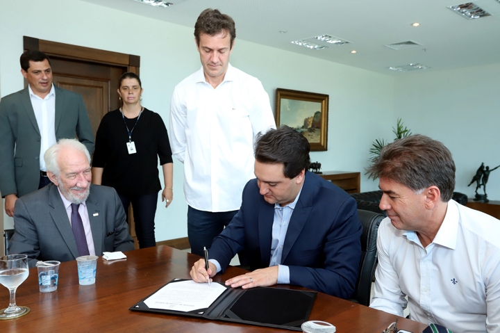 O Governador do Estado, Carlos Massa Ratinho Junior, assina o decreto que transfere a sede do governo para Cascavel, durante o Show Rural. (Foto: Rodrigo Felix Leal/ANPr)